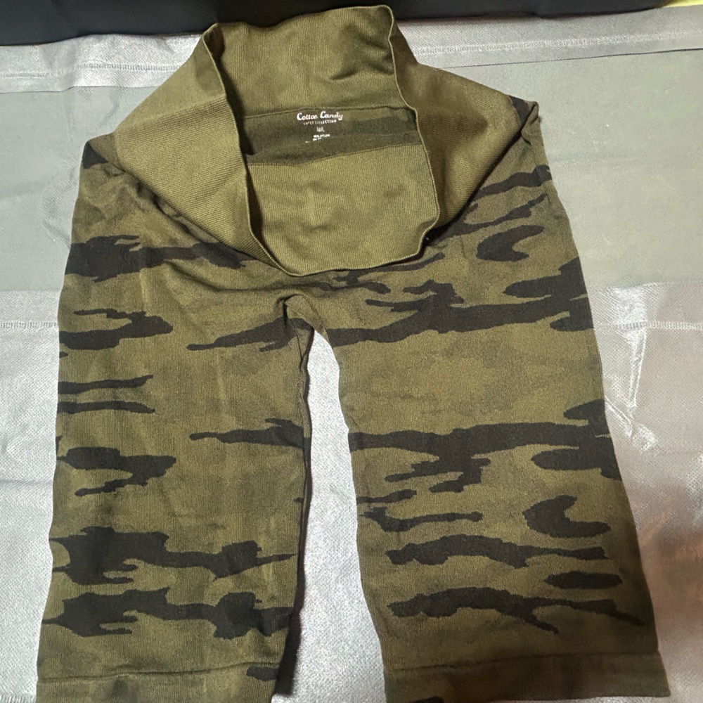 NWOT Cotton Candy Camo Bike Shorts Olive & Black High Rise Stretchy Women’s M/L